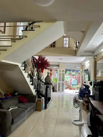 a thông ra Mã Lò, Lô Tư, Lê Văn Quới. 3 tầng 3PN sân thượng
- Đường nhựa 5M, xe hơi chạy thoải mái. Thích hợp vừa ở vừa kinh doanh.