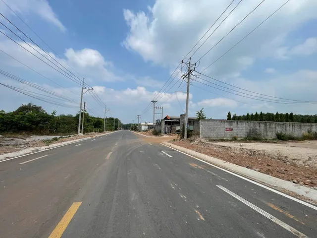 SIÊU PHẨM nhựa to đẹp - Đường Phùng Hưng - Tại phường Chơn Thành
—> Cách QL13 chỉ 800m, cách KCN MINU HƯNG 3 chỉ 1,5km