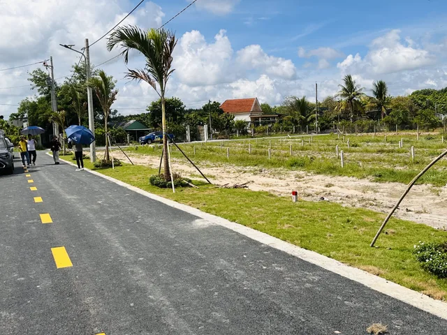 Mặt tiền đường nhựa Minh Thạnh TPHCM
Đối diện công ty, cách chợ 800m
DT 10x45 100tc, 2 nền liền kê, NHHT: 70%
Giá chỉ 545tr 
Ace cần alo em nhen
☎️0367713453 alo e chốt. Chắc chủ