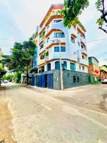 Bán nhà xây mới có thang máy đường 8m thông vị trí gần nhà ga t3, sân golf tân sơn,  
Đường Phạm Văn Bạch p12 Gò Vấp