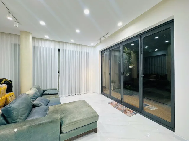 BIỆT THỰ SÂN VƯỜN ĐÌNH PHONG PHÚ - NGAY VINCOM LÊ VĂN VIỆT - 200M - 2 TẦNG - NHỈNH 15T Xíu.