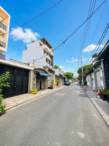 XE HƠI TRÁNH NHAU - Đ. LÊ VĂN QUỚI -,BÌNH TÂN ( 84m² )