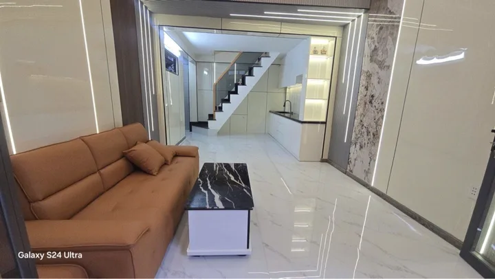 + Vị trí đẹp, trung tâm của Trung tâm, giáp Quận 1, Quận 10, Nguyễn Trãi, Trần Hưng Đạo, tiện ích xung quanh không thiếu gì.
