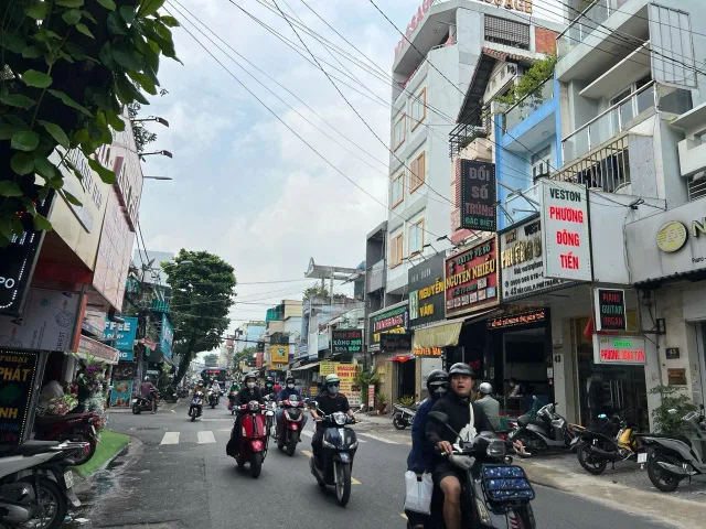 CC BÁN MTKD SẦM UẤT - NGAY GIAO LỘ VĂN CAO, NGUYỄN SƠN - NGANG 6,5M - 6 TẦNG, TM - HƠN 16T
