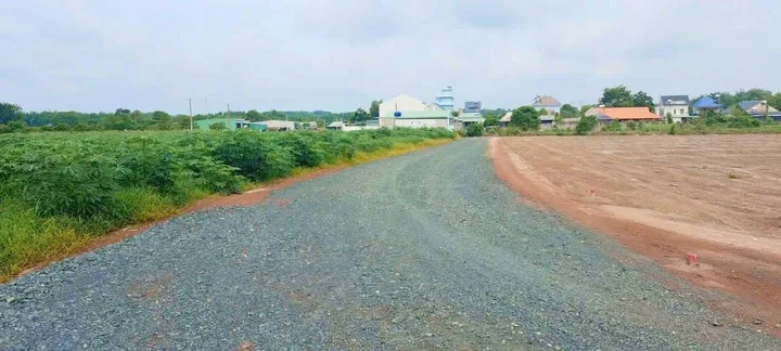 Bán Đất 675m2 có sẵn 300 m2 thổ cư giá 490 triệu tại  Phường Chơn Thành Đồng Nai