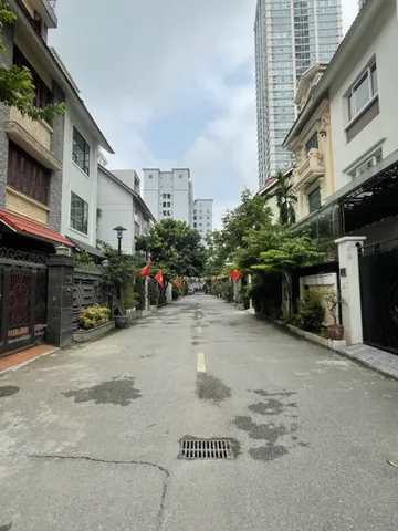 Cho thuê Nhà Vườn KĐT Trung Văn Hancic đường Tố Hữu. 26 triệu/tháng. Cho thuê: Văn phòng, Spa, KD Onl, Trung tâm giáo dục, Trường mầm non... Ko nhà nghỉ, Ko Nhà hàng, KO CHDV