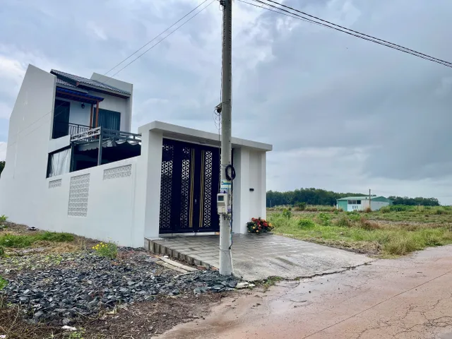 Đất 665tr phù hợp xây trọ, ngay khu tái định cư BACAMEX CHƠN THÀNH( đi bộ 3p)
Mặt lộ rộng 37 mét.
Diện tích 150m2, thổ cư 60m2, 5x35