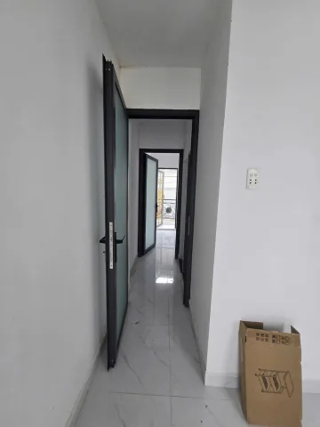 Vị Trí : Ngay Trung tâm tiện di chuyển về các quận.2 mặt hẻm thoáng mát cả ngày