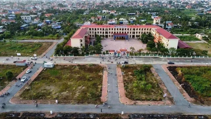 Bán Đất 100m2 có sẵn 100 m2 thổ cư giá 3.68 tỷ tại -Thuỷ Triều lô đấu giá lk9.l/h:076.231.9990 e Thúy