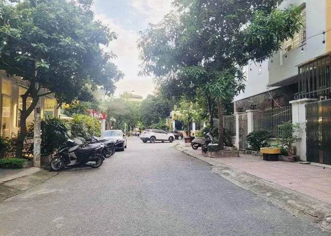 Bán Gấp Căn LK Nông Quốc Chấn _ 83m² _ Mặt tiền 5m _ 18.6Tỷ _ KĐT Văn Khê _ Hà Đông