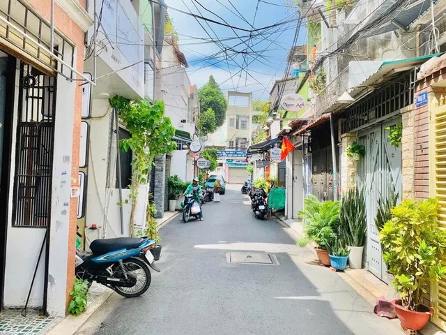 NHÀ HUỲNH VĂN BÁNH PHÚ NHUẬN - HẺM XE TẢI 8M - 2 TẦNG SÂN THƯỢNG - 51M² - 7 PHÒNG - GIÁ 10.99 TỶ