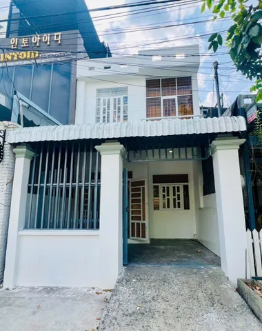 Nhà 1 lầu 1 trệt khu TĐC Phú Mỹ-Phú Tân (phường Bình Dương-TP.HCM) đầu đường D10 kế lô góc N8,vị trí sát bên trường học phú tân và chợ d12,đường nhựa 8m,vị trí buôn bán mở văn phòng công ty OK