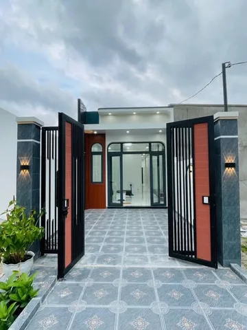 Nhà mới xây dựng hẻm xe hơi có sân đậu gần Quảng Trường, Tp Mỹ Tho