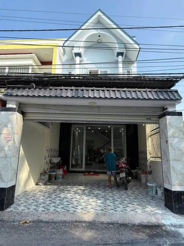Nhà lầu mặt tiền Thạnh Hòa có sân đậu oto gần Quảng Trường, Tp Mỹ Tho