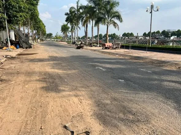 BÁN 894,2MV ĐẤT MẶT TIỀN BỜ KÈ CỒN CHIM PHƯỜNG TRƯỜNG CỦ PHƯỜNG LONG CHÂU MỚI 
CÓ 800,7 MÉT THỔ CƯ ĐÓI VIỆN BỆNH VIỆN XUYÊN Á TPVL