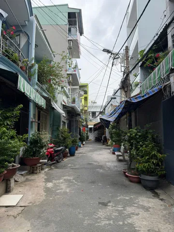 Hàng 5 tỷ nhỉnh, có hẻm xe hơi , nhà 3 tầng, 4pn, ngay Tô Hiệu, xung quanh nhiều tiện ích