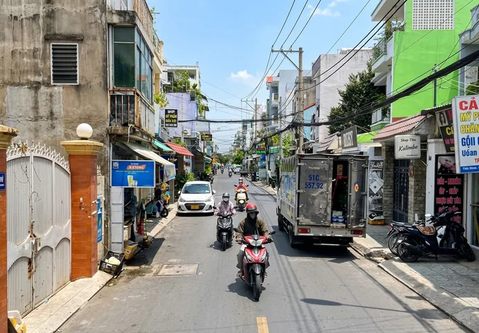 D2767* Mặt Tiền Vuông Vức Sát Sân Bay 17.x Tỷ