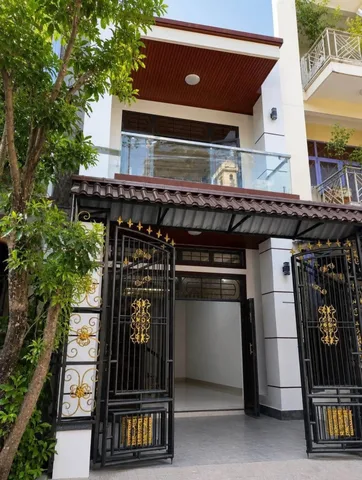 BÁN NHÀ 3 TẦNG ĐẸP – HƯỚNG NAM DUY NHẤT TẠI THÀNH THÁI, QUẢNG NGÃI

✨ Cơ hội sở hữu căn nhà vị trí đẹp, nằm trong khu dân cư văn minh, dân trí cao ngay khu đê bao Sông Trà.

📍 Vị trí đắc địa:

* Hướng Nam – căn duy nhất trên tuyến.
* Cách đường Chu