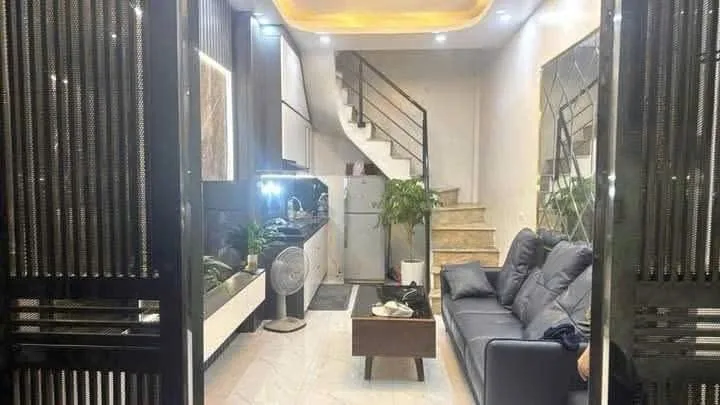 Cho thuê nhà nguyên căn trong ngõ, gần ngõ 110 đường Văn Chương, Quận Đống Đa-25mx4tầng-10,5triệu/1tháng