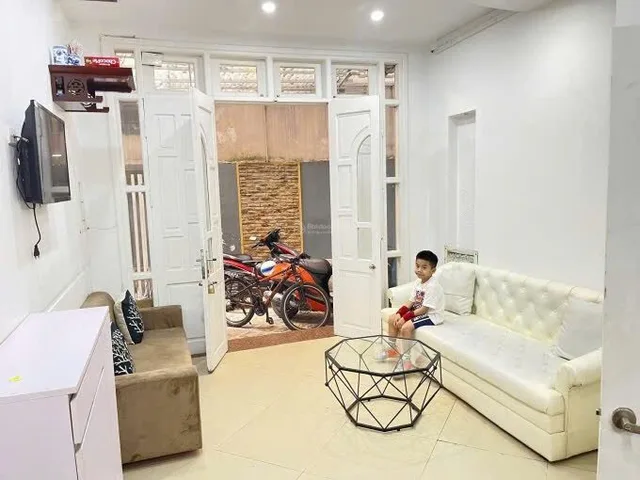 Nhà ngõ 41 phố Thái Hà Đống Đa giá 16 tr /1tháng
Dt 35 m 5 tầng 4 ngủ 1 khách 3 vs mặt tiền 3,5m-16tr/1tháng