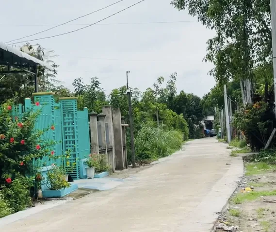 Cần bán lô đất575Triệu, nằm ngay mặt tiền đường lộ lớn, trường học ủy ban, tổng diện tích 300m2, ngang 10x30, thổ cư 120m2, ngày mình long chơn thành Bình Phước