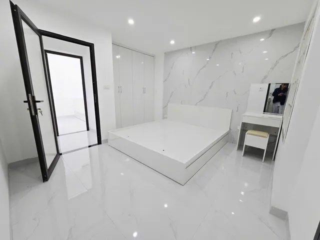 TẬP THỂ TẦNG 1 KHU NGHĨA TÂN – VIỆN E – Ô TÔ ĐỖ CỬA – FULL ĐỒ – CHỈ 11 TRIỆU/THÁNG