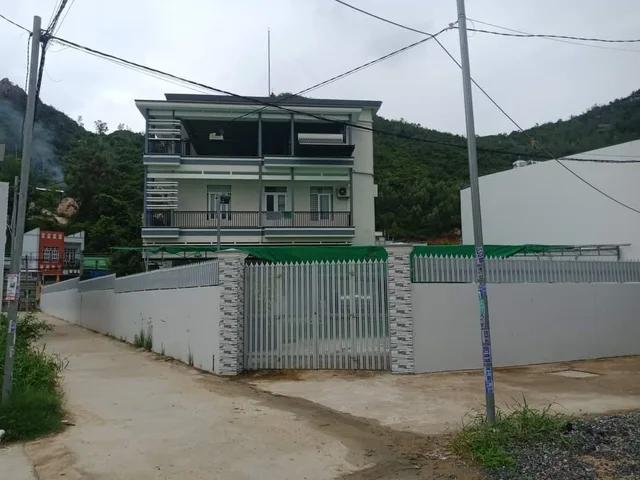 Bán lô đất diện tích lớn 3 mặt tiền đường Ngô Đến Nha Trang,  tặng nhà biệt thự 3 tầng