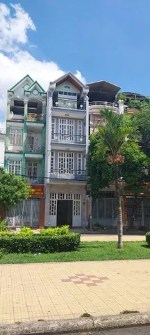 Nhà MT đường Nguyễn Thế Truyện, Tân Phú, gần ủy ban, Công viên cây xanh trước nhà, khu dân trí cao