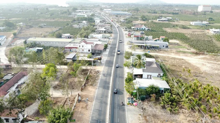 Bán Đất 2000m2 giá 750 triệu gần chợ trường trạm vs QL1A xã Hàm Kiệm HTN