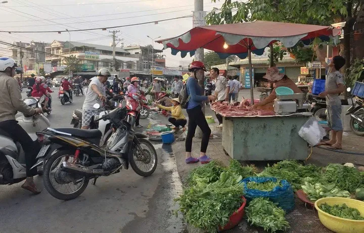 KẸT TIỀN KD BÁN GẤP 1091M2 ĐẤT MT ĐƯỜNG LỚN XUNG QUANH DÂN CƯ Ở ĐÔNG. GIÁ 750TR