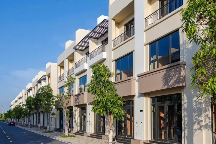 RẺ BẰNG NỬA CĂN BIỆT THỰ, Nhà phố Vinhomes vừa ở vừa KD, DT 120m2 (10x12m), 4 tầng, tại Đường 3/2 Thị trấn Hậu Nghĩa Huyện Đức Hòa Long An, chỉ 9tỷ