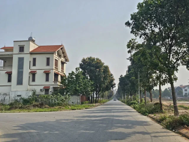 Bán đất KĐT đại hoàng long dãy OBT3 lô góc nhìn thẳng hồ. Mặt đường lý thánh tông. Diện tích 340m mặt tiền 15m hướng đông nam & tây nam. Phường võ cường tỉnh bắc ninh