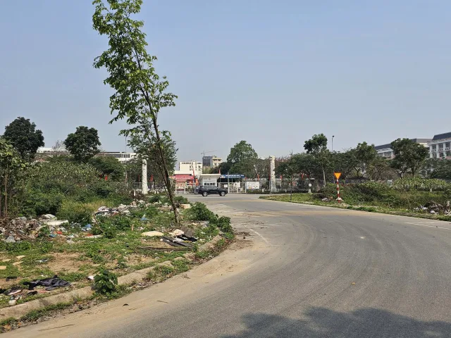 Bán đất KĐT đại hoàng long dãy OBT3 lô góc nhìn thẳng hồ. Mặt đường lý thánh tông. Diện tích 340m mặt tiền 15m hướng đông nam & tây nam. Phường võ cường tỉnh bắc ninh