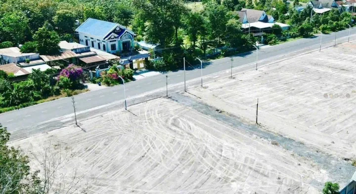 Chủ ngộp bán gấp 1 cặp 400m2 có sẵn 120m2 thổ cư, giá 650 triệu sát bên khu tái định cư Becamex Chơn Thành - Bình Phước