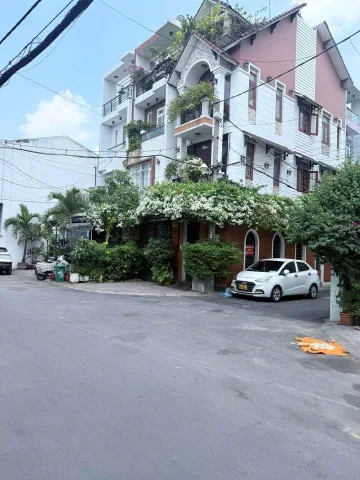 - Vị trí: Trước nhà hẻm 8m, vỉa hè rộng . Hẻm oto, thông khắp ngã, ngay đối diện Emart.