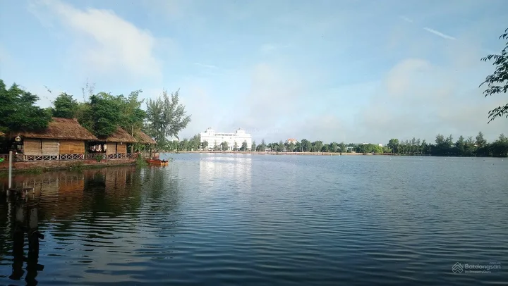 Bán Đất 300m2 có sẵn 300 m2 thổ cư giá 8.25 tỷ tại - mặt tiền đường Cao Triều Phát, đối diện hồ nam  - Phường 1 Thành phố Bạc Liêu Bạc Liêu