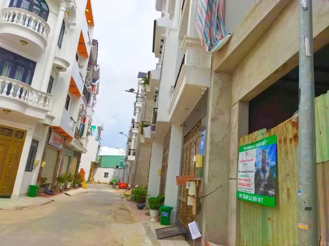 CHỦ ĐẤT kẹt tiền bán lo cho con trai cưới vk, giá rẻ cho khách thiện chí. Mặt tièn đường nhưa 6m , Nằm ngay trung tâm Bình Hưng - Bình Chánh.