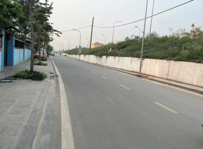 BÁN ĐẤT MẶT PHỐ, TẶNG NHÀ 3 TẦNG – ĐÊ VÀNG, GIANG BIÊN – Ô TÔ TẢI TRÁNH – KINH DOANH TỐT