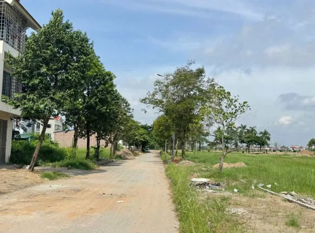 Lô Góc có móng khu Viglacera Đông Yên Đông Phong 
Chục chính nhìn bệnh viện 
Diện Tích 82 m Mặt 6m 
hướng Đông bắc & đông Nam