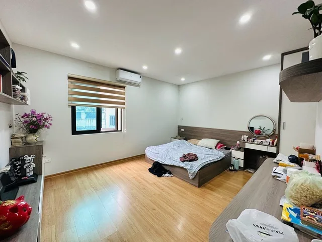 Bán Nhà Đội Cấn. Ba Đình. DT 98m2. MT 3.2m. 5 Tầng. Giá 17.9 Tỷ.