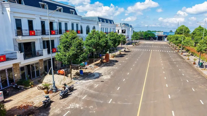 Nhà phố khu đô thị Ân Phú, măt tiền Hà Huy Tập, vị trí đẹp, KD tốt.