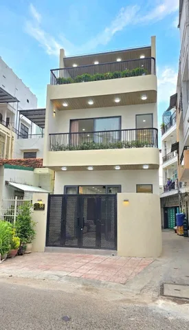 LVCC B.Á.N  NHÀ ĐẸP 3 TẦNG MẶT TIỀN SỐ 56 ĐƯỜNG ĐỒNG NAI - TP NHA TRANG :
- NHÀ CÓ PHÒNG NGỦ TẦNG TRỆT 
- DIỆN TÍCH: 80,7M2 NGANG 5,3M
- DIỆN TÍCH THỰC TẾ ĐANG SỬ DỤNG 90M2
• NHÀ HƯỚNG ĐÔNG
• TẦNG TRỆT GỒM: PHÒNG KHÁCH + BẾP + 01 PHÒNG NGỦ + 01WC + S