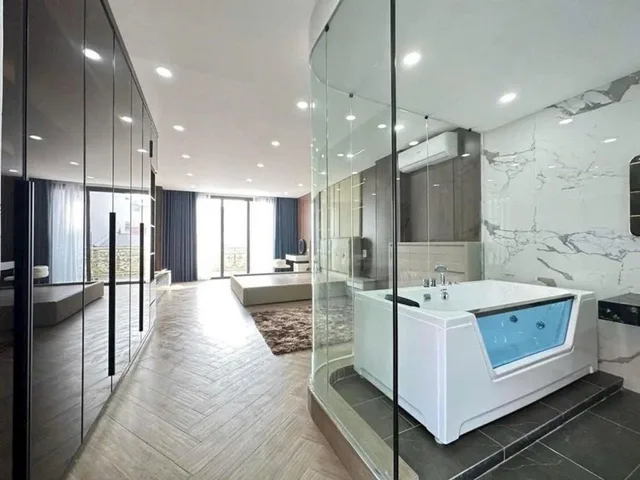 Bán Nhà riêng 59m2 có sẵn 59 m2 thổ cư giá 19.2 tỷ tại Đường Ngọc Lâm, Phường Bồ Đề, Long Biên, Hà Nội