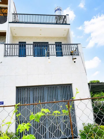 NHÀ - TẦNG TRỆT - 1 LẦU  - 2 TẦNG  - KẾ BÊN KHU DÂN CƯ HOÀNG HOA - LONG HẬU - DIỆN TÍCH ĐẤT 5M*16M - 2 PHÒNG NGỦ - PHÒNG KHÁCH - BẾP - LH 0919089456