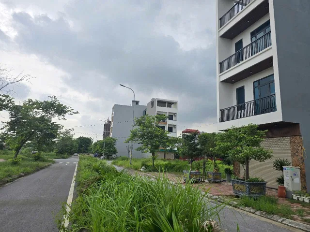 Bán đất lô góc dãy NO02 nhìn sân bóng dự án cao đức vạn an. Diện tích 106m mặt tiền 11m hướng tây nam & tây bắc. Phường kinh bắc tỉnh bắc ninh
