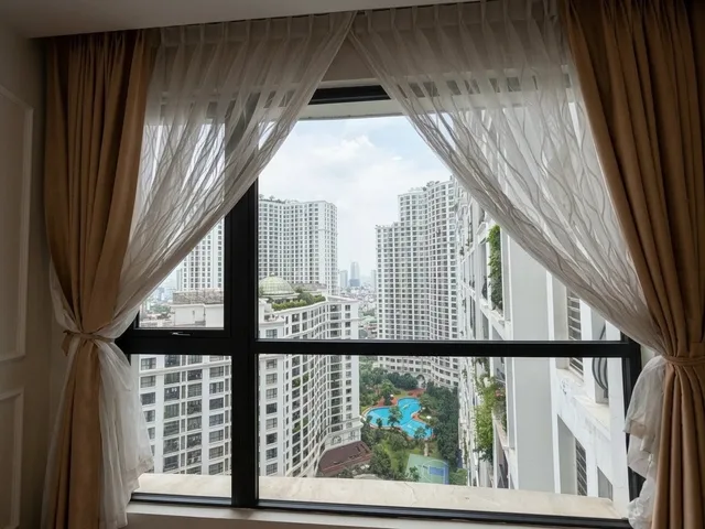 Bán chung cư Royal City 💥 130m2 3PN2WC tầm 12 tỷ — Tầng trung view bể bơi, nội thất đẹp ở ngay