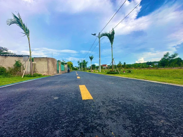 bữa ai tìm đất bình dương cũ giá tầm 500tr, có hỗ trợ ngân hàng, trả trước 200tr, mặt tiền đường nhựa liên huyện, có cty đối diện, gần chợ gần trường 900m , gần khu công nghiệp 6km, bao sổ, ngay Minh Thạnh dầu tiếng bình dương cũ, địa chỉ trên sổ xã Minh 