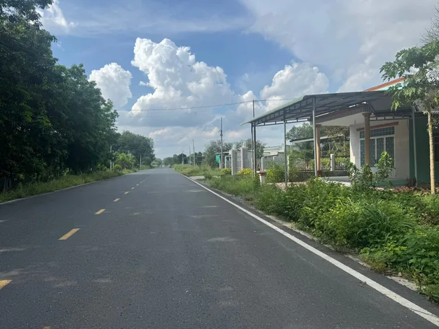 Bán Đất 400m2 có sẵn 120 m2 thổ cư. Mặt tiền đường nhựa 16m xe oto, thích hợp cho AC kinh doanh, xây ở,...