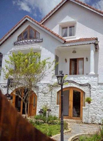 Hạ xuống còn 22 tỷ (Giá cũ 40 tỷ) Bán villa 400m2, 2 mặt tiền, 8 phòng ngủ, tại đường Hoàng Diệu Đà Lạt, cách chợ Đêm Đà Lạt 800m