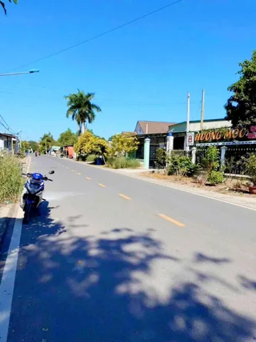 Chủ gửi bán lô đất đẹp do kẹt tài chính! Diện tích rộng, mặt tiền đường nhựa 16m. Dân cư đông đúc, điện nước đầy đủ,..